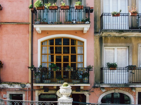 How can you design a UK balcony garden that is both functional and beautiful?